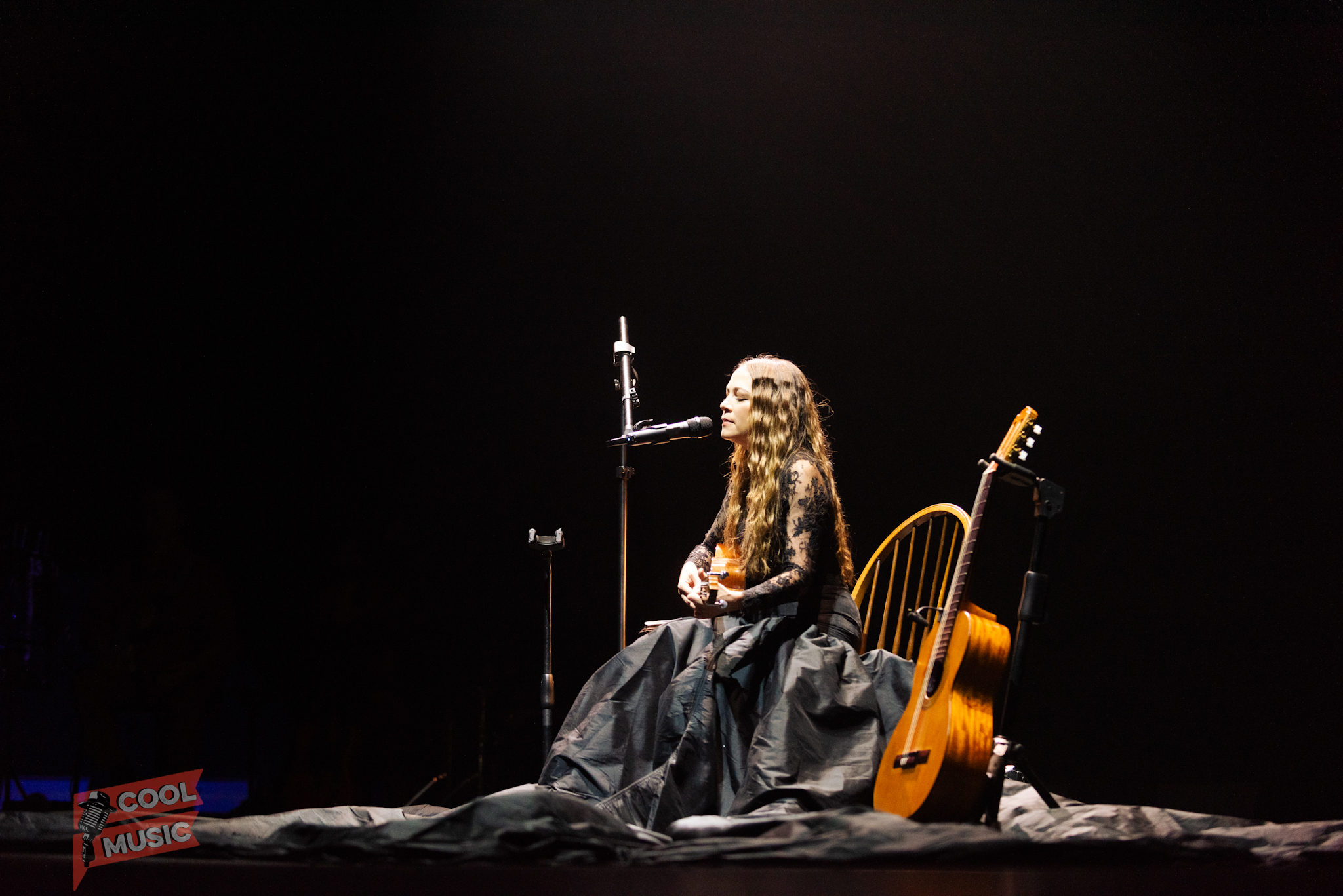 честер беннингтон с фанатками. птицы поют среди листвы. инди музыкант калифорния расслабляющая. чудно пел среди ветвей голосистый соловей и ему. чудно пел среди ветвей голосистый.